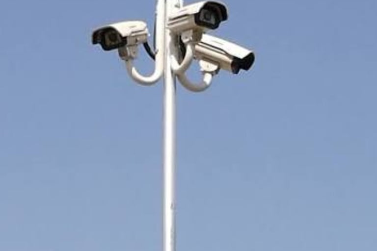 عمود كاميرات مراقبة حديد مجلفن 6 متر للمواقع الأمنية من تصنيع مصنع أكتار