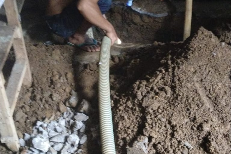 tukang sedot wc di temanggung sedang kerja kuras wc