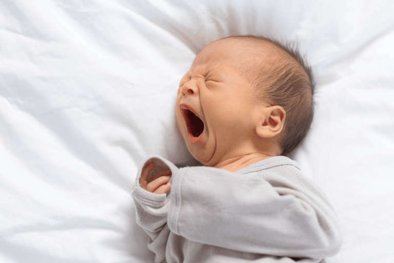 baby slapend op een natuurlijk matras