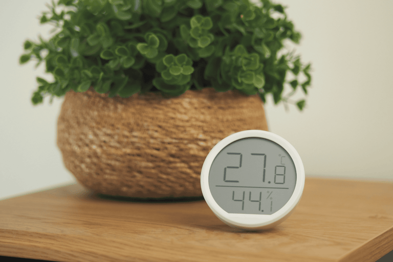 Hygrometer in babykamer meet luchtvochtigheid