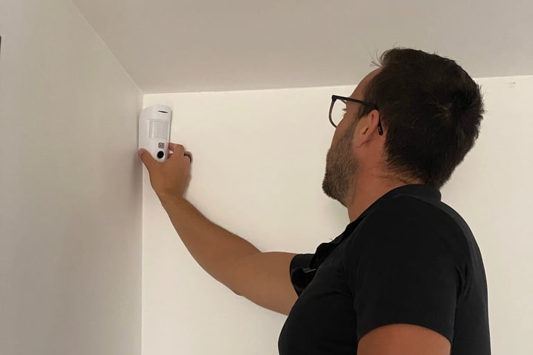 Un détecteur de mouvement intérieur est à placer judicieusement pour déclencher l'alarme intrusion