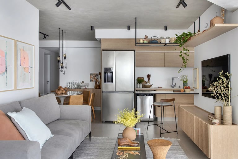 Sala integrada com iluminação natural e decoração contemporânea