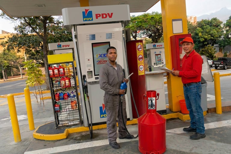 Técnico de Petrosur C.A. realizando calibración de medidor con cántara en estación de servicio