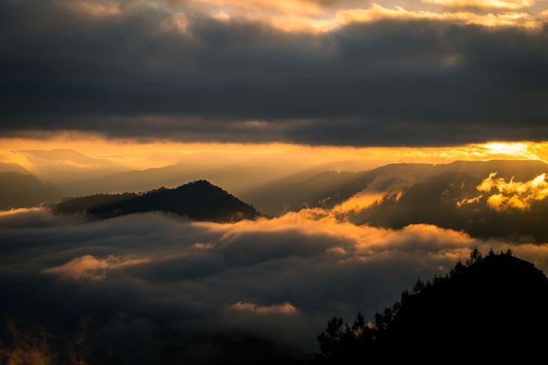 Vista incrível do mar de nuvens e das montanhas com sol nascendo e brilhando contra as montanhas de Urubici