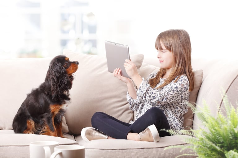 Kind und Hund