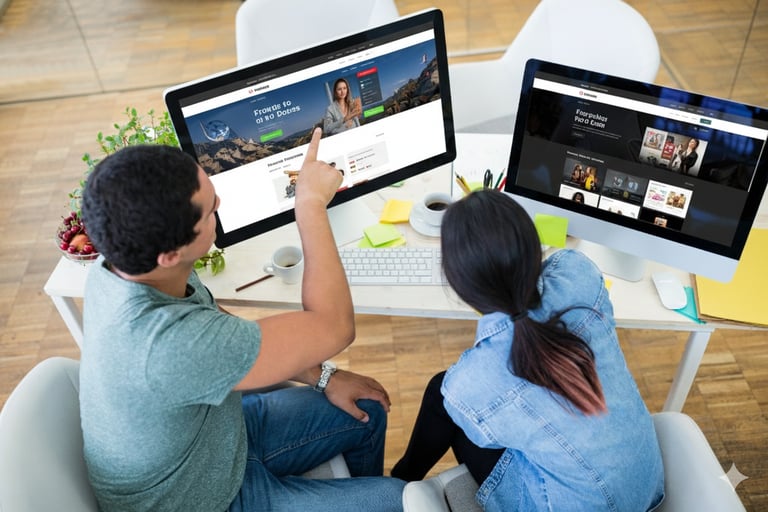 Personas viendo paginas web en sus computadoras