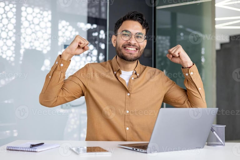 Homen feliz a frente do desktop