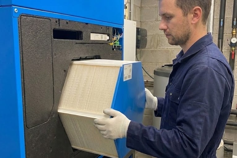 Meistras atlieka šilumokaičio valymą