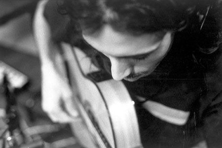 Paco Lomeña en un estudio de grabación de una radio en New York.