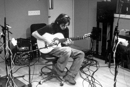 Paco Lomeña en un estudio de grabación de una radio en New York.