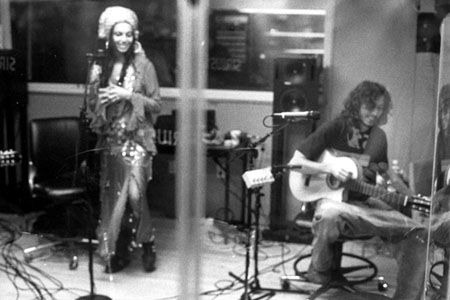 Paco y Marina en una radio de Nueva York grabando con Ojos de Brujo.