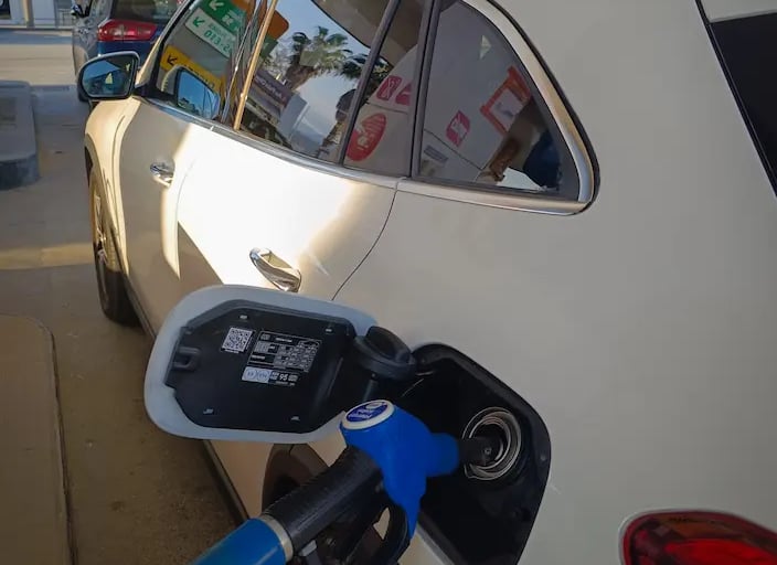 Mercedes GLA en cours de ravitaillement E85 à Nice Ouest : optimisation Flexfuel réalisée par Bulltech Performance