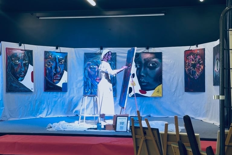Artiste peintre en performance live sur scène en Bourgogne-Franche-Comté devant ses grandes œuvres originales