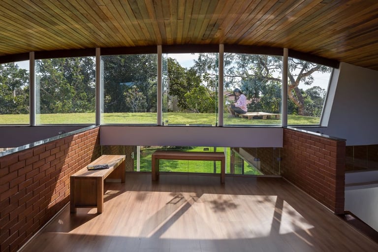 Mezanine casa sustentável  de tijolos ecológicos com telhado verde 