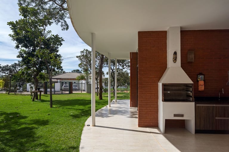fachada casa sustentável em Brasília de tijolos ecológicos e telhado verde