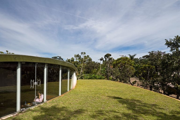 Casa sustentável  de tijolos ecológicos com telhado verde 