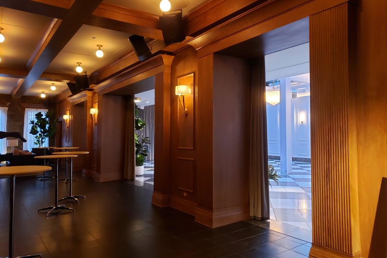 restauracion de sala con muros de madera