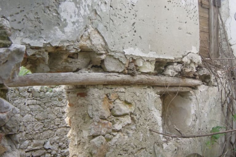 Detalhe ruina em Susak, Croácia a ser reformada