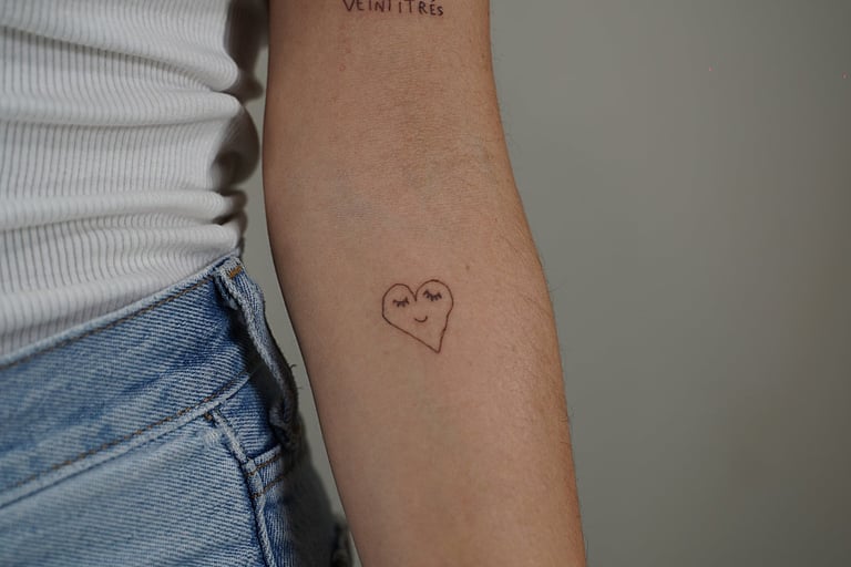 Tatuaje fineline en Madrid de trazo caligráfico abstracto personal en trazo muy fino en el antebrazo