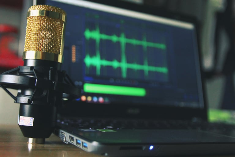  un microphone devant un ordinateur portable studio d'enregistrement 