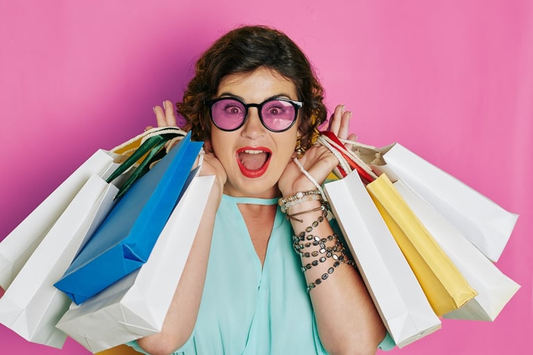 mulher animada segurando sacolas de compras representando sorteios de produtos de viagem e promoções