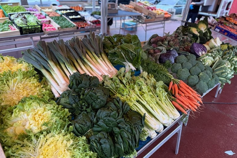 Étalage extérieur de fruits et légumes frais chez Au Jardin des Sablettes à Beaulieu : poireaux, sal