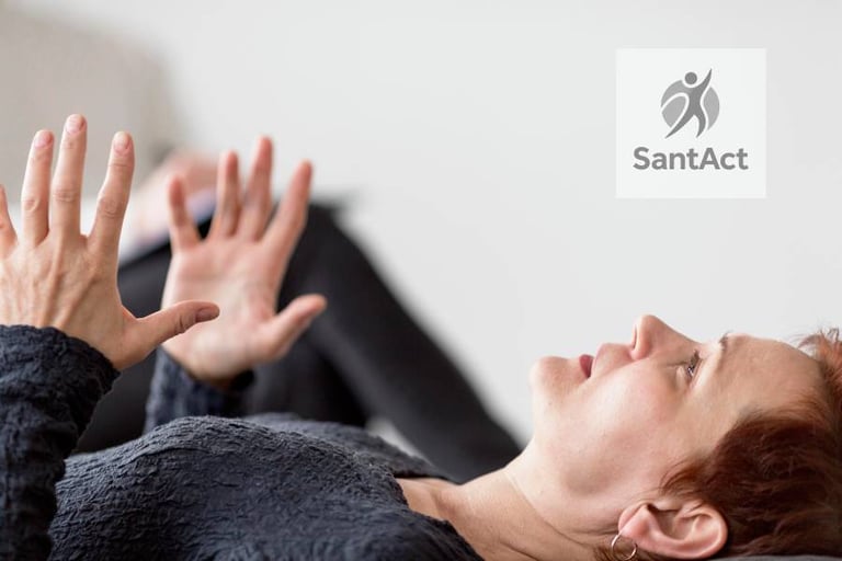 Une femme pratique l'autohypnose et se forme à l'autohypnose avec julien lachaume kiné et ostéopathe