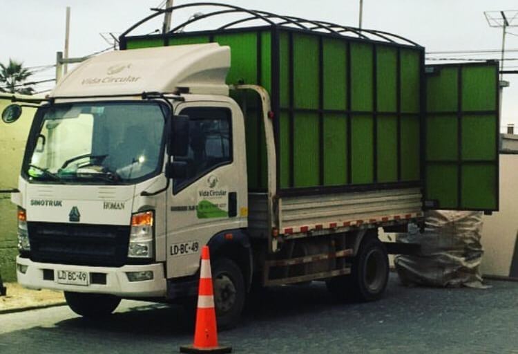Camión de Vida Circular transportando reciclaje con resolución sanitaria en La Serena y Coquimbo