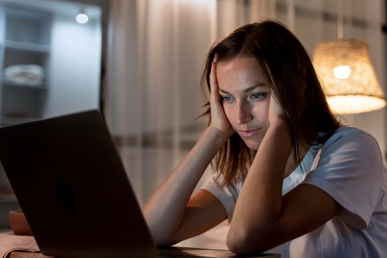 Trabajo prolongado con dispositivos digitales.