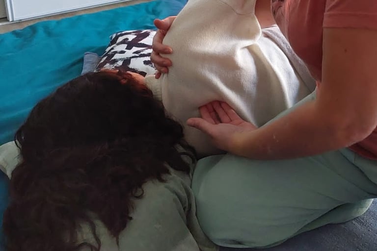 Pression et travail des scapula pour détendre les épaules et les trapèzes