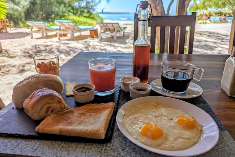 Terrasse du restaurant avec vue sur le lagon à Sakalava