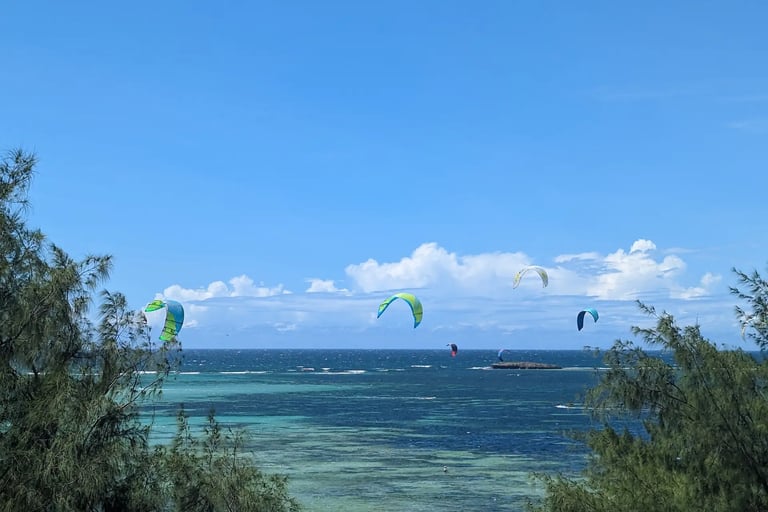 Vue mer depuis la terrasse d’un bungalow à l’hôtel Ocean Lodge à Sakalava Diego-Suarez Madagascar