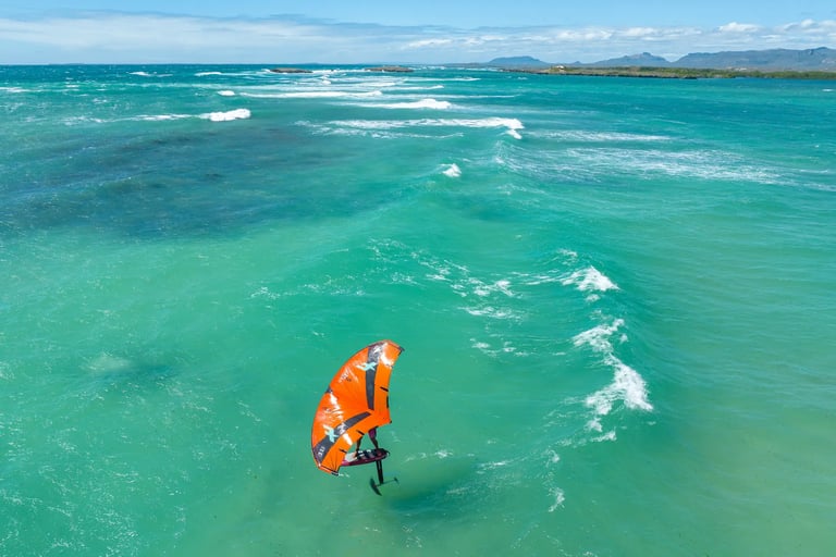 Wingfoil à la Baie de Sakalava à Madagascar devant Ocean Lodge, spot idéal pour le wingfoil, le kitesurf et le windsurf