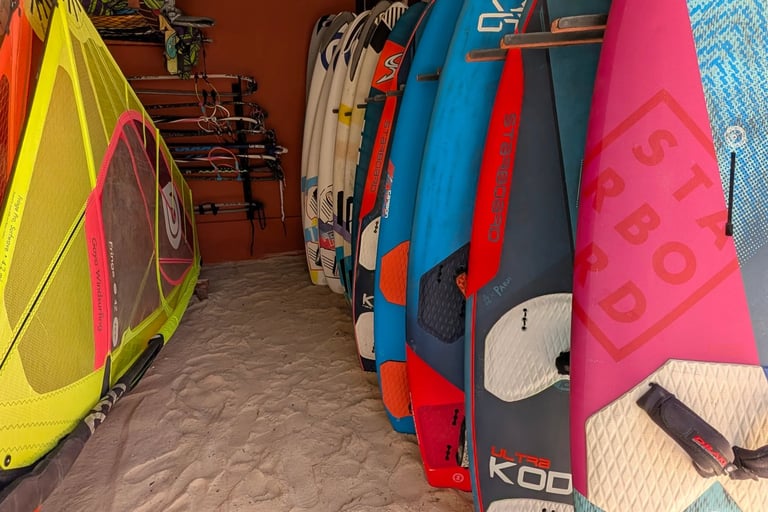 Matériel de windsurf récent à l’école Ocean Lodge, Baie de Sakalava, Madagascar. Voiles et planches pro.