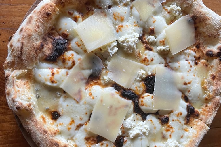 Pizza 4 fromages chez Arte Pizza Ă Ubud, Bali.