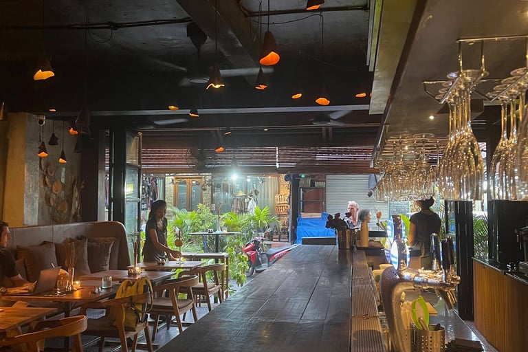 Intérieur du restaurant Arte Pizza à Ubud, ambiance italienne et chaleureuse.