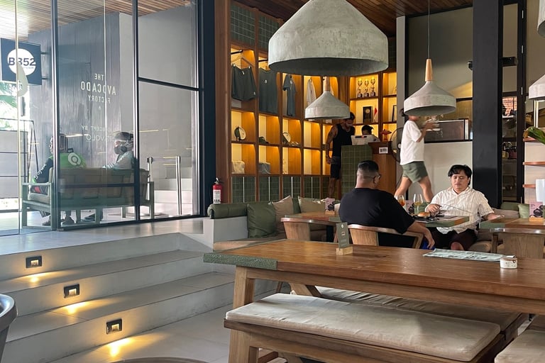 Salle lumineuse du The Avocado Factory à Canggu, ambiance moderne et naturelle