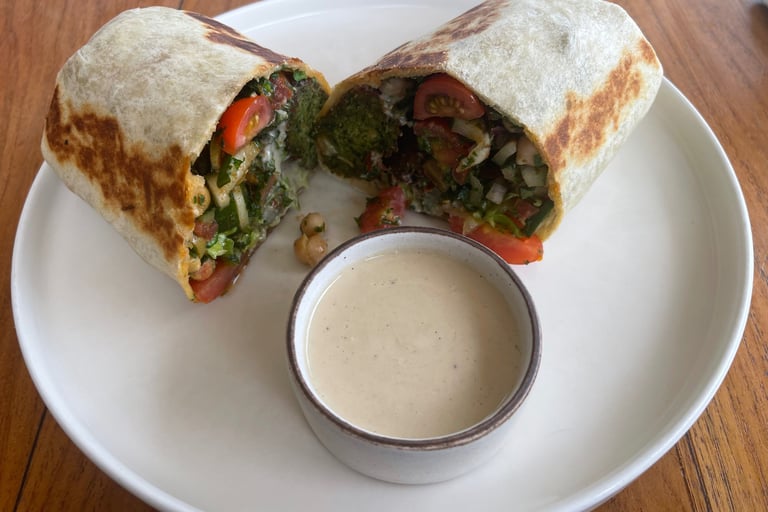 Wraps végétaliens colorés chez I Am Vegan Babe à Canggu, garnis de légumes frais et sauce maison