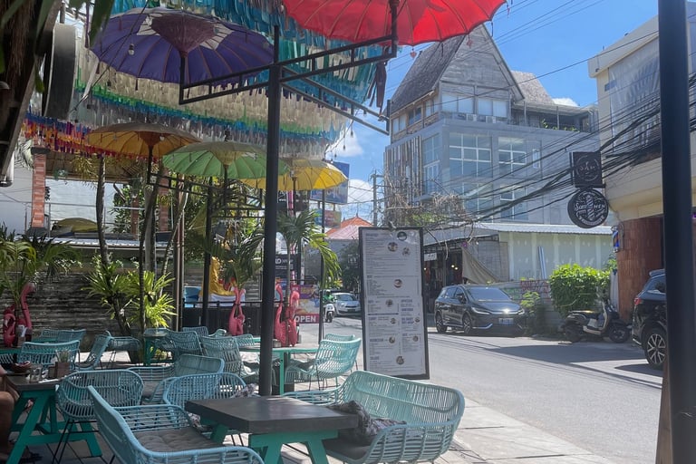 Vue sur la rue depuis Canai Street Kitchen à Canggu, ambiance locale et vivante.