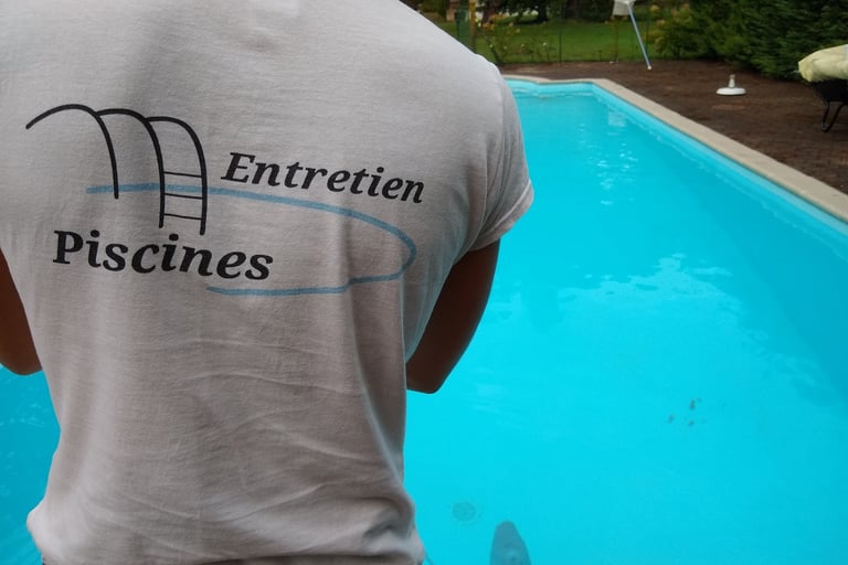 Pisciniste de dos avec logo M Entretien piscine sur le Tshirt devant une piscine