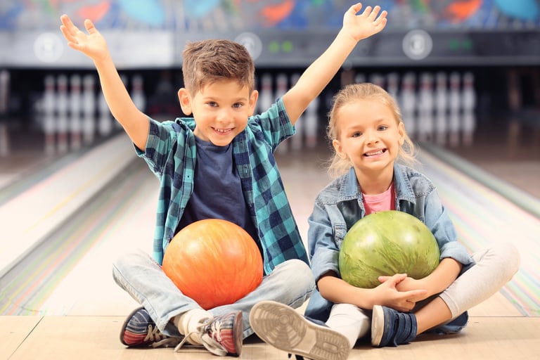 enfants jouant aux Quilles
