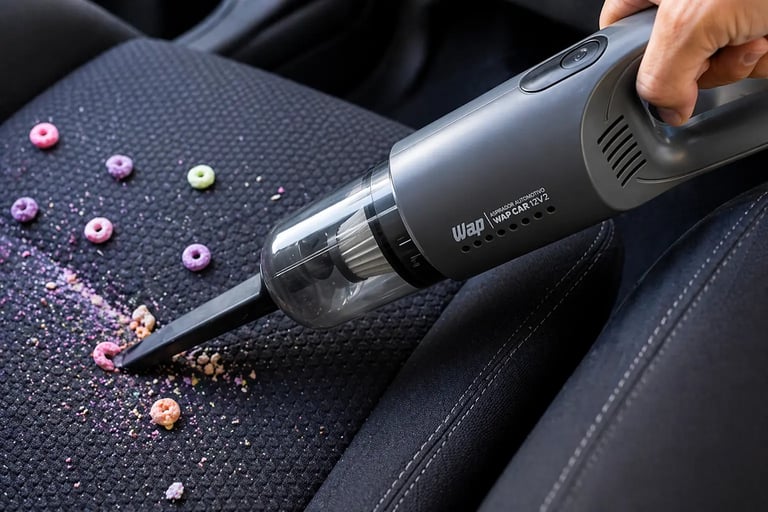 Aspirador automotivo WAP 180W removendo sujeira e migalhas do banco do carro com bico fino