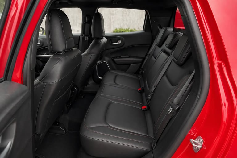 Banco traseiro da Fiat Toro Ultra 2026 com acabamento em couro e espaço interno confortável