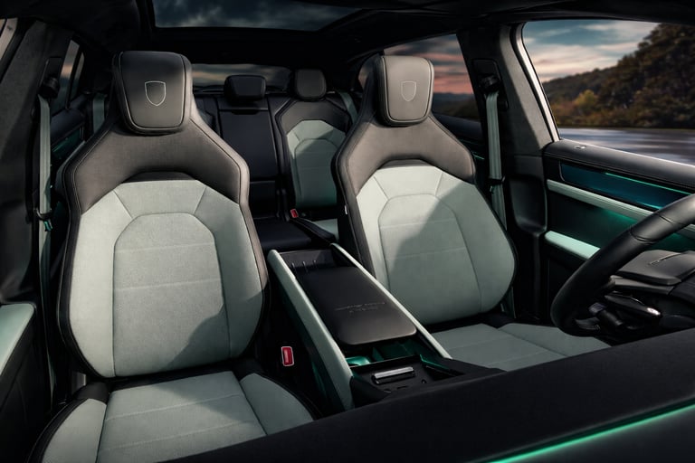 Bancos esportivos no interior do Porsche Cayenne Electric S com acabamento premium