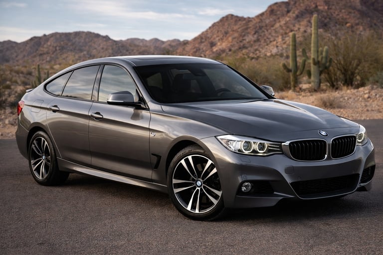 BMW 320i GT cinza com motor turbo e aerofólio ativo em cenário aberto