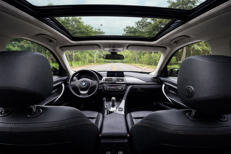Interior da BMW 320i GT com teto solar panorâmico e acabamento premium