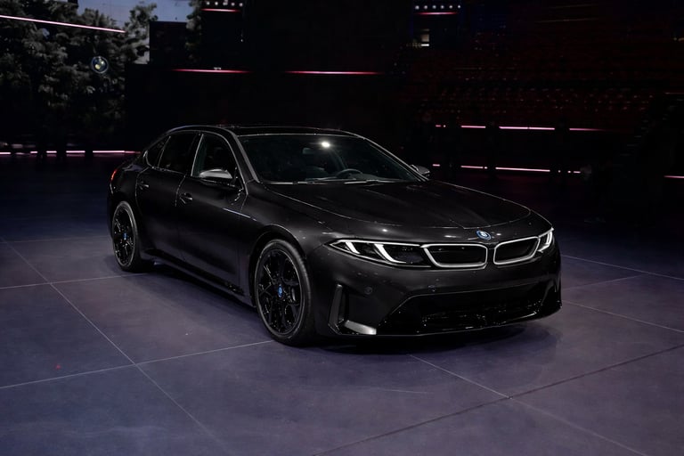 BMW i3 2026 preto em estúdio com design moderno e esportivo