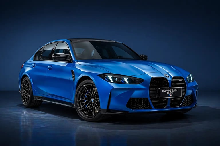 BMW M3 40 anos versão sedã azul em estúdio com iluminação suave destacando design esportivo