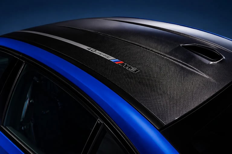 detalhe do teto em fibra de carbono do BMW M3 40 anos com inscrição 40 Jahre