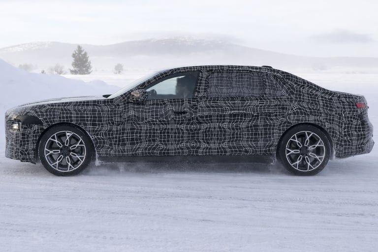 perfil do protótipo camuflado do BMW Série 7 2026 em testes
